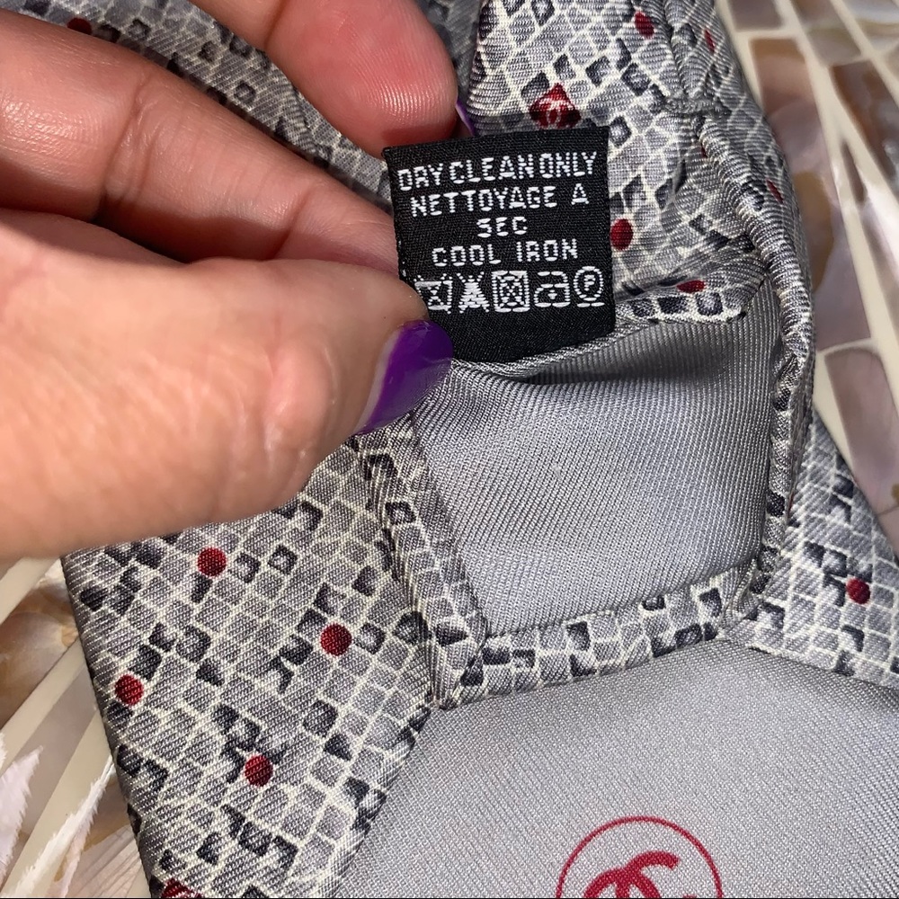 ꧁༒☬𝓡𝓮𝓼𝓮𝓻𝓿𝓮𝓭☬༒꧂
Please do not purchase! CHANEL SILVER 100% SILK LOGO TIE - Picture 14 of 15